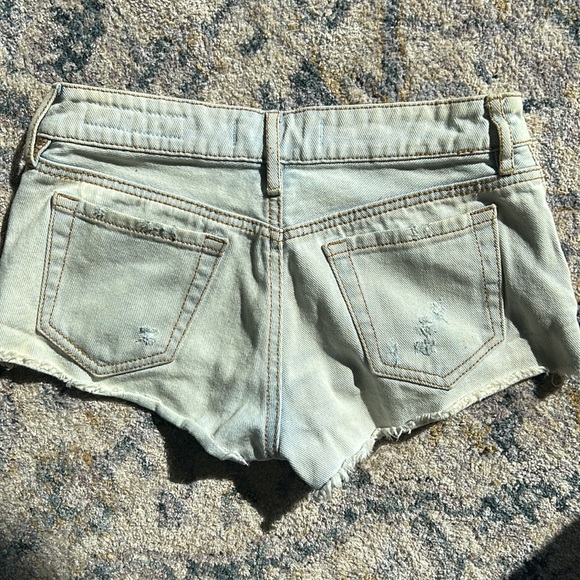 Low rise light wash bullhead co Jean shorts - Picture 2 of 2